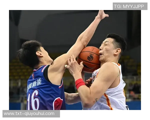 篮球明星在赛场上激情四溢的踢篮球瞬间精彩回顾与分析